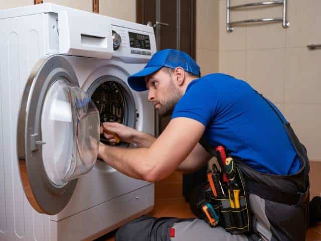 خرابی برد الکتریکی؛ علت کار نکردن ماشین لباسشویی بعد از آبگیری