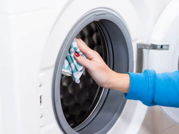 تکیز کردن لاستیک دور درب قبل از استفاده نمردن طولانی مدت از لباسشویی
